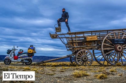 Visita Monclova fotoperiodista colombiano en su motocicleta