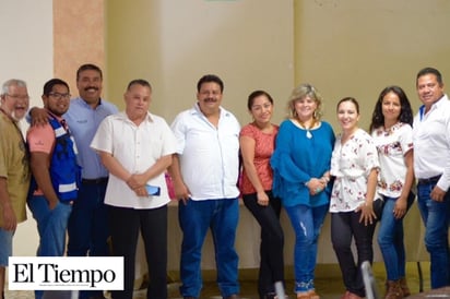 Reciben uniforme del piloto aviador del Escuadrón 201