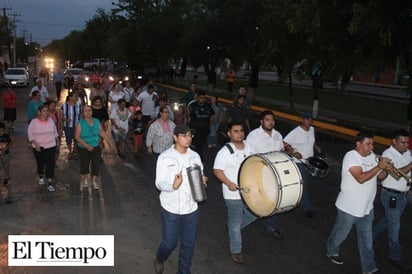 Colorida callejoneada al son de la tambora