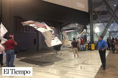 Cae estructura en el Mall