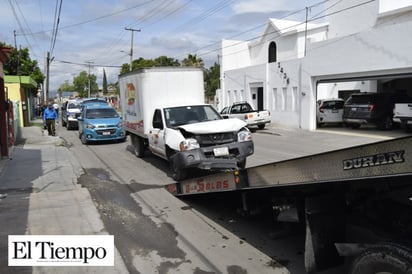 Se ensarta en camión