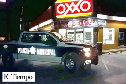 Asaltantes golpean a cajero de OXXO