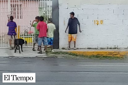 Se divierten niños saltando sobre las tumbas