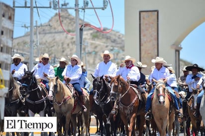 Participa Alfredo Paredes en la Cabalgata de Cuatro Ciénegas