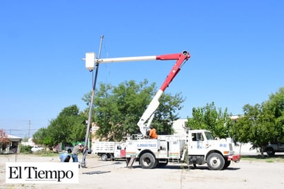 Continúa la instalación de torres de iluminación