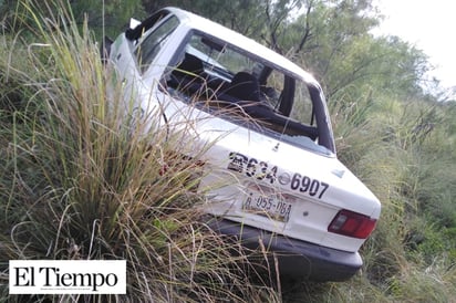 Abandonan taxi que salió de la Carretera 30