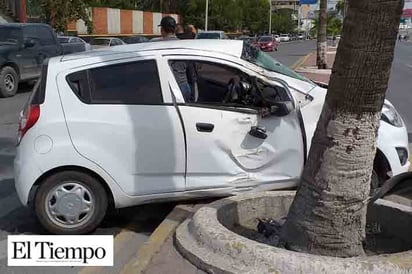 Estrella auto Vs una palma