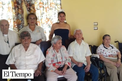 Convive Reina Lizbeth con abuelitos del asilo