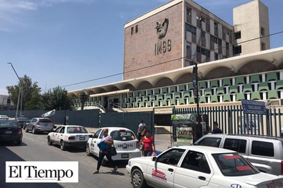 Reciben empleados del IMSS su medio ahorro