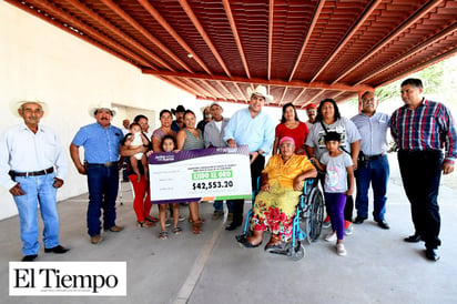 Entrega Alcalde cheque a campesinos de El Oro