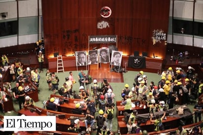 Manifestantes toman violentamente el control del Parlamento de Hong Kong