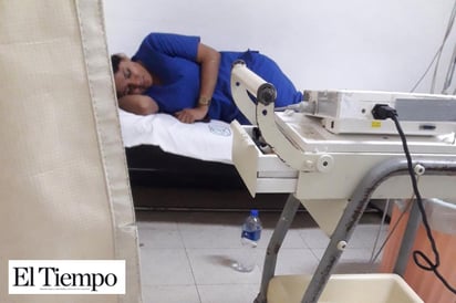 Duerme enfermera del IMSS en turno de noche