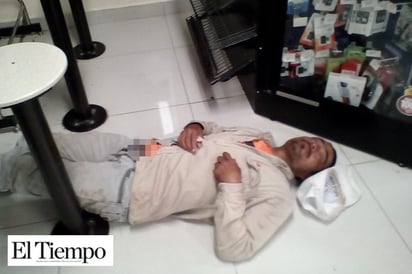 Duerme en un OXXO con ‘miserias’ al aire