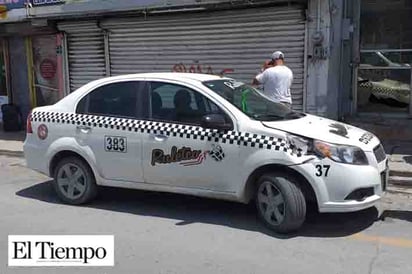 Colisiona a taxista