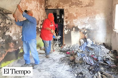 Limpian vivienda incendiada