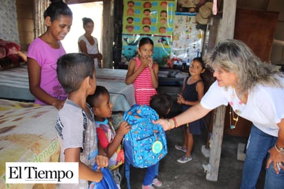 Reciben niños mochilas y útiles escolares