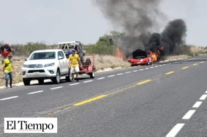 Fuego devora auto deportivo