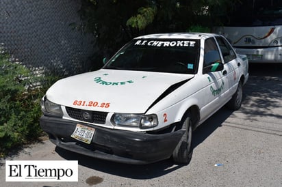 Taxista causa leve accidente