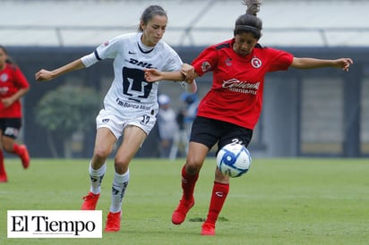 Pumas femenil con el pie derecho