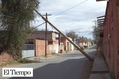 Alerta por cables de alta tensión tirados en las calles y banquetas