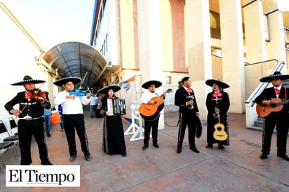 Lleva Alcalde mariachi a los adultos mayores