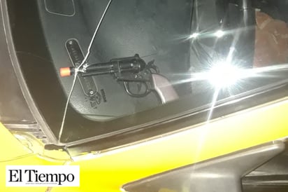 Traía pistola ebrio taxista