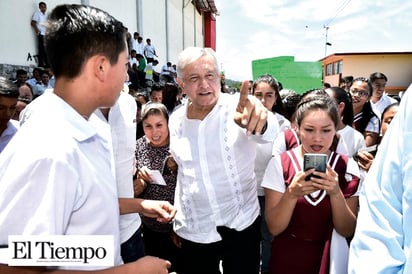 Acusa AMLO a farmacéuticas de 'campaña negra' sobre falta de medicinas