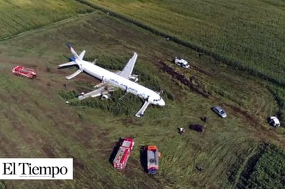 Airbus 321 aterriza de emergencia en un campo de maíz en las afueras de Moscú