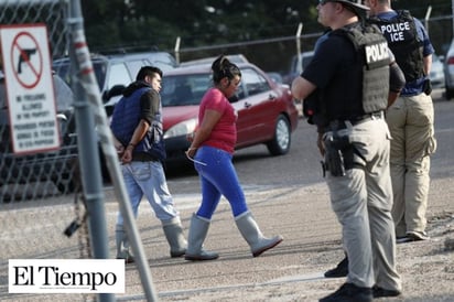 Arrestan a 680 migrantes en el mayor operativo antimigrantes de la década en EU