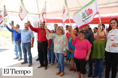 Banderazo de pavimento en colonia 18 de Febrero