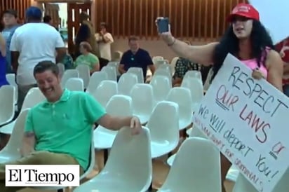 Así reaccionó este hombre ante una mujer anti migrante en Arizona