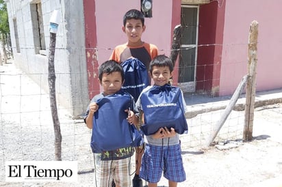 Reciben mochilas niños de ejidos