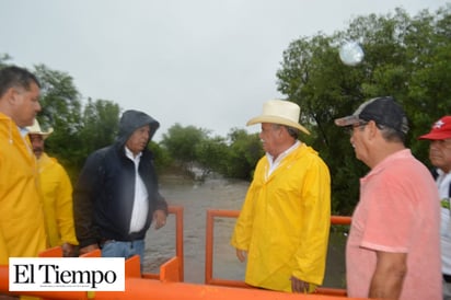 Recorren autoridades puntos críticos y ofrecen albergues y comida caliente