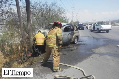 Choca y se incendia su auto en el ‘Galaz’