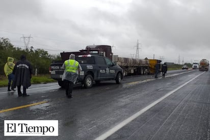 Chocan tráileres en Carretera 57