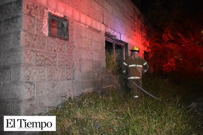 Prenden fuego a casa en ruinas