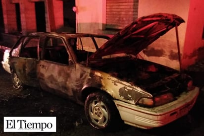 Fuego convierte auto en chatarra