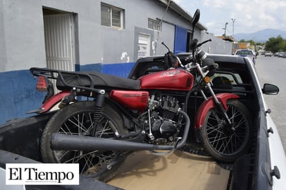 Manda a volar a motociclista