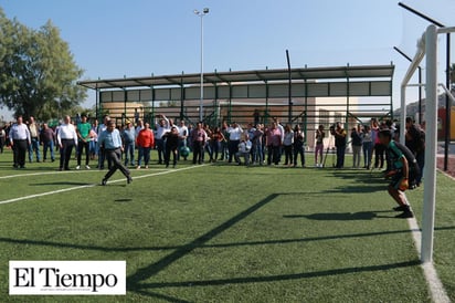 Inaugura Riquelme canchas deportivas