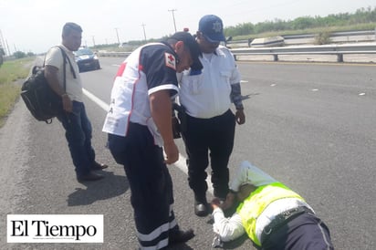 Derrapa policía en motocicleta