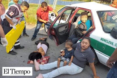 Salen lesionados pasajeros de taxi