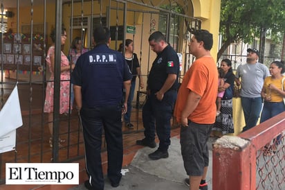 Con policías logran sacar a sus hijos del jardín de niños