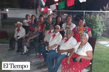 Abuelitos del asilo festejan el grito