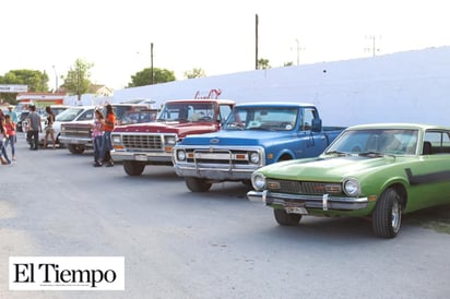 Exhiben carros antiguos y modificados