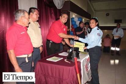 Se graduó primera generación de la Academia de Bomberos