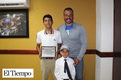 Recibe reconocimiento maratonista ‘Alex Mora’