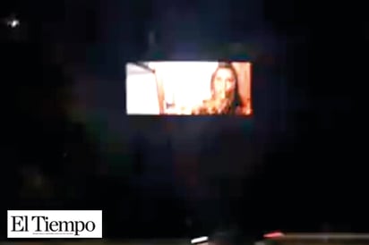 Sorprende a conductores, espectacular publicitario en carretera de EU exhibe video pornográfico