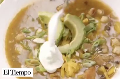 Cocinera de EU prepara 'pozole' con maíz de lata, pimientos y queso cheddar, internet estalló indignado