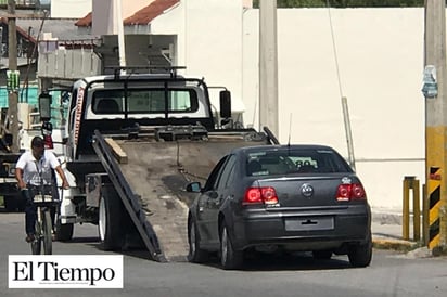 Usan Grúas sin placas en decomisos de autos