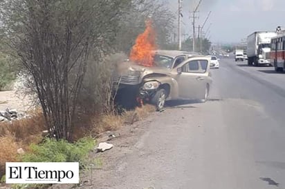 Lo rescatan de auto en llamas